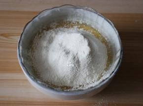 低筋面粉和泡打粉混合后过筛，用刮刀拌均匀成细腻的面糊；