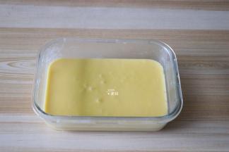 倒入搅拌均匀的面糊静置15分钟左右；