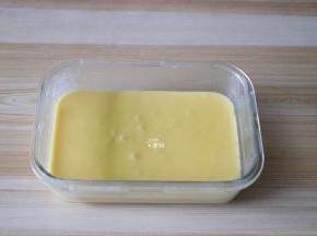 倒入搅拌均匀的面糊静置15分钟左右；