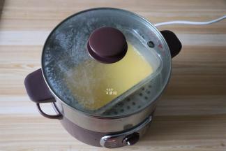 放入蒸锅，出蒸汽后继续蒸20分钟左右即可；