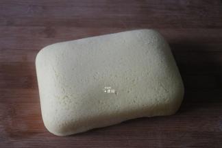 趁热脱模后切块（片）食用；