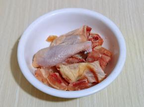 将母鸡洗干净，用食品剪刀剪小块，放器具中，用冷水泡30分钟。
