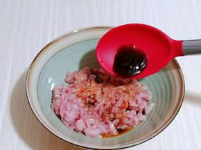 加入蚝油，拌至均匀。