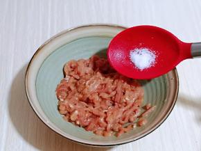 加入盐。(按个人口味放入盐量)