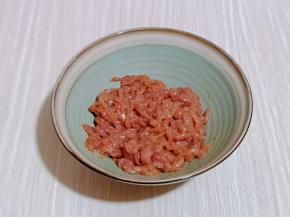 拌均匀后盖上保鲜膜静止15分钟。