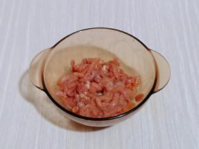 用筷子拌均匀，腌至20分钟。