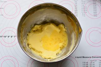 搅拌好的黄油，分三次加入蛋液搅拌均匀，