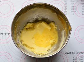 搅拌好的黄油，分三次加入蛋液搅拌均匀，