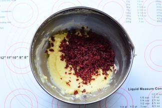 加入到搅拌好的黄油里面，搅拌均匀