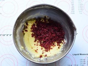 加入到搅拌好的黄油里面，搅拌均匀