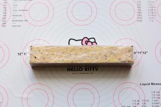 把面团整成长条状，放入到蔓越莓饼干模具中，放入冰箱冷冻60分钟