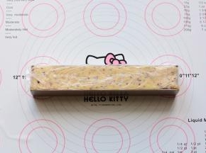 把面团整成长条状，放入到蔓越莓饼干模具中，放入冰箱冷冻60分钟