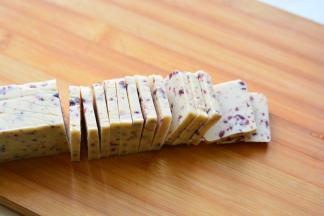 冻硬的面团取出，用刀切成厚片