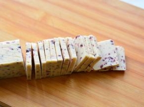 冻硬的面团取出，用刀切成厚片