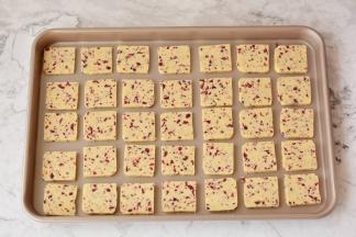 切好的饼干放在烤盘里面，烤箱上下火预热160度，烤20分钟即可