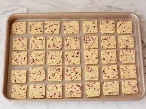 切好的饼干放在烤盘里面，烤箱上下火预热160度，烤20分钟即可