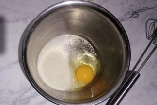 把鸡蛋和细沙糖放在一起