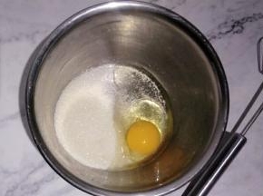 把鸡蛋和细沙糖放在一起