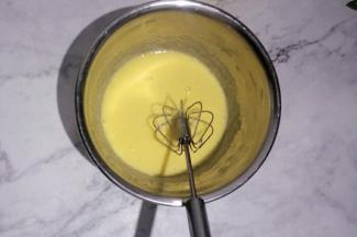 用蛋抽搅拌至融为一体，鸡蛋微微发白