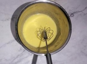用蛋抽搅拌至融为一体，鸡蛋微微发白
