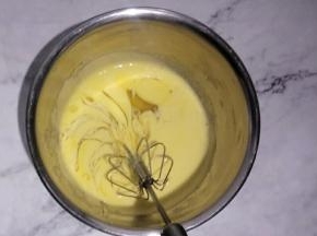 分4~5次加入玉米油，每次都搅拌均匀后再加下一次