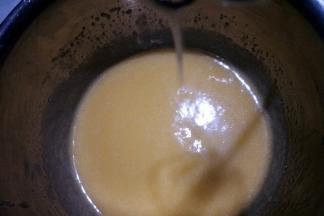 搅拌至融为一体，顺滑流动的状态