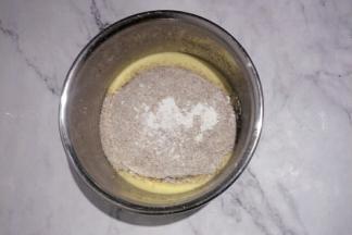 加入黑全麦粉，玉米淀粉，泡打粉，小苏打粉，搅拌均匀至无干粉即可