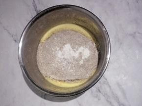 加入黑全麦粉，玉米淀粉，泡打粉，小苏打粉，搅拌均匀至无干粉即可
