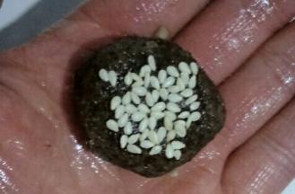 捏成自己喜欢的大小，粘上白芝麻