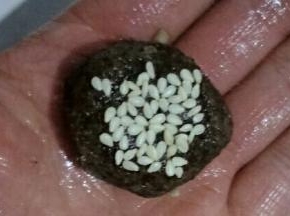 捏成自己喜欢的大小，粘上白芝麻