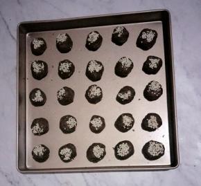 依次做好，摆在烤盘中。烤箱上下火170度，不用预热，直接放入到时间后再烤12分钟左右。