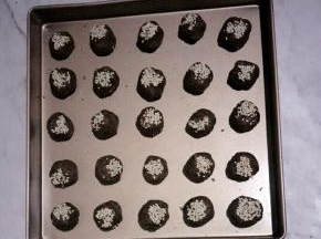 依次做好，摆在烤盘中。烤箱上下火170度，不用预热，直接放入到时间后再烤12分钟左右。