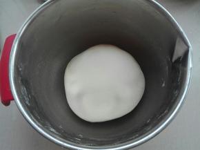 再将所有主面团其它食材全部混合，揉成光滑的面团，醒发20分钟