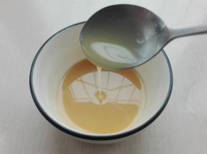 醒发面团时，来制作油酥，将油酥食材混合搅拌均匀即可