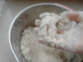 先来制作主面团部分，将普通面粉同食用油混合，用手搓成全部融合，最后抓一下，可以成团