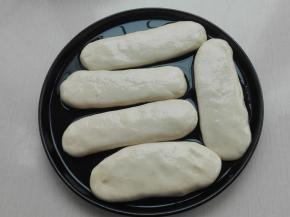 醒发好后再揉一下，揉的更光滑，然后等分成5份，分别搓成长条，稍微按压一下，然后分别裹上食用油，盖好保鲜膜醒发2个小时以上