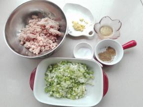 再来制作馅料部分：先将葱切沫备好，同时其它馅料食材备好