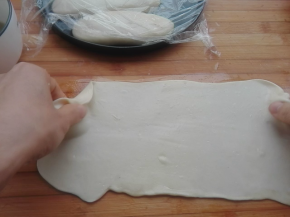 醒发好的面团，取一个剂子，将其擀成长方形