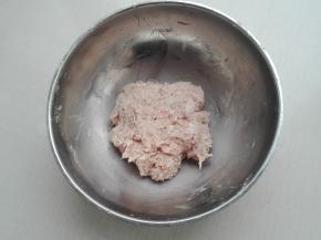 将除了葱之外所有馅料食材全部混合，一个方向搅拌至肉沫起劲