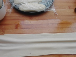 然后用手拉住两端，慢慢将其抻成细长条
可