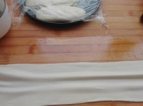 然后用手拉住两端，慢慢将其抻成细长条
可