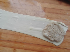 在一端，放入搅拌好的肉馅