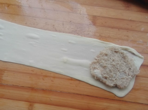 在一端，放入搅拌好的肉馅
