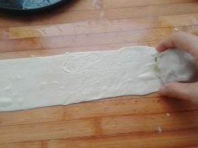 将馅料包裹好，剩下的部分抹一油酥