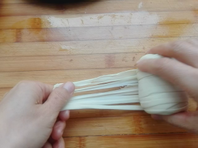 同样继续慢慢边抻拉边卷起来，最后收属尾即可