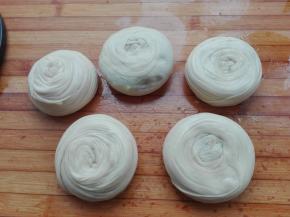 竖放，稍微笑醒发五分钟后，将其先微笑的按扁一下