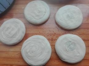 继续醒发十分钟，按扁