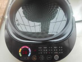 电饼铛倒入食用油，要多倒入一些，开启馅饼功能，火力为中档，进行预热