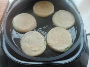 放入饼胚将其先烙制定型，将煎饼机设置高度35cm