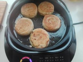 盖好盖子，选择馅饼功能烙制，注意观察上色情况